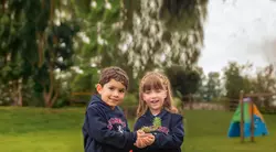 En Colegio Rochester nuestros estudiantes aprenden y disfrutan de un ambiente de alegría, salud y el bienestar, y sus padres lo perciben.